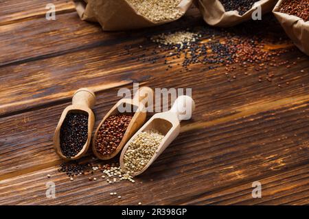 Samen von weißen, roten und schwarzen Quinoa - Chenopodium Quinoa Stockfoto