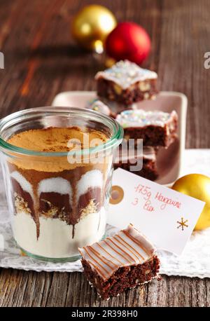 Eine Backmischung in einem Glas mit Weihnachtsnuss-Brownies und Nuss-Brownies Stockfoto