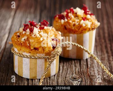 Pekannuss- und Cranberry-Muffins in Papierkisten Stockfoto