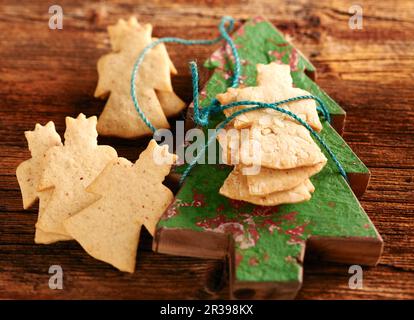 Nürnberger Weihnachtskekse auf einem hölzernen Weihnachtsbaum Stockfoto