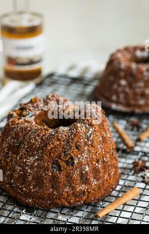 Bundt Cakes on a Wire Rack (Weihnachten) Stockfoto