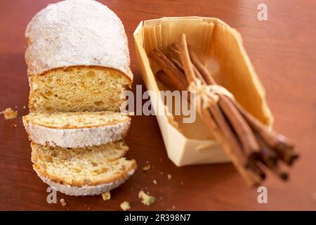 Mini-Weihnachtsstollen mit Zimt, gebacken in einer Holz-Brotdose Stockfoto