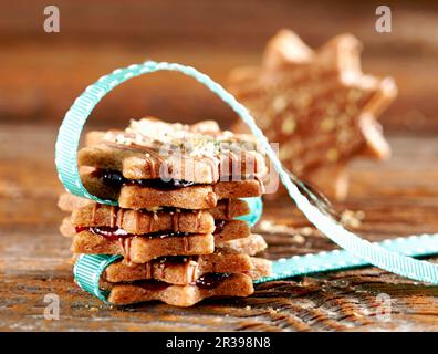 Nürnberger Rotweinkekse mit Erdbeermarmelade Stockfoto