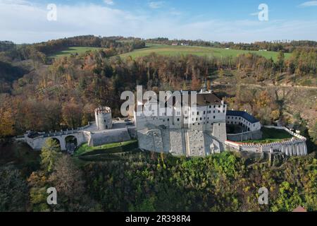 Cesky Sternberk, Tschechische republik - 16. September 2022: Cesky Sternberk Luftpanorama-Landschaftsansicht dieser alten gut befestigten mittelalterlichen Burg, tschechischer Repu Stockfoto