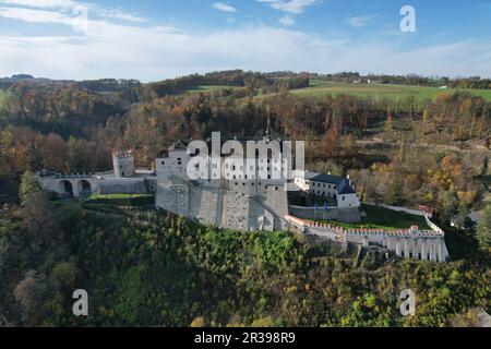 Cesky Sternberk, Tschechische republik - 16. September 2022: Cesky Sternberk Luftpanorama-Landschaftsansicht dieser alten gut befestigten mittelalterlichen Burg, tschechischer Repu Stockfoto