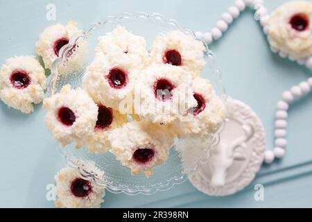 Kokosnuss- und Brombeermakronen Stockfoto