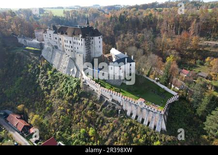 Cesky Sternberk, Tschechische republik - 16. September 2022: Cesky Sternberk Luftpanorama-Landschaftsansicht dieser alten gut befestigten mittelalterlichen Burg, tschechischer Repu Stockfoto