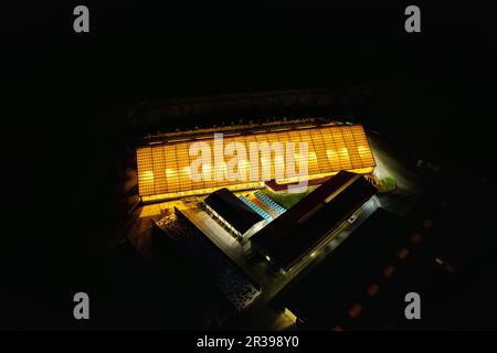 Farm Cow-House-Aerial-Night-Panorama mit Blick auf die strahlende Kuhstall-Drohne Stockfoto