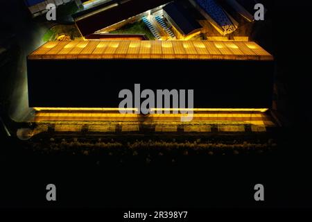 Farm Cow-House-Aerial-Night-Panorama mit Blick auf die strahlende Kuhstall-Drohne Stockfoto