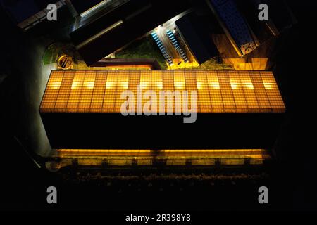 Farm Cow-House-Aerial-Night-Panorama mit Blick auf die strahlende Kuhstall-Drohne Stockfoto