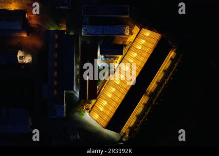 Farm Cow-House-Aerial-Night-Panorama mit Blick auf die strahlende Kuhstall-Drohne Stockfoto