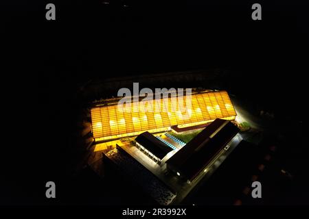 Farm Cow-House-Aerial-Night-Panorama mit Blick auf die strahlende Kuhstall-Drohne Stockfoto