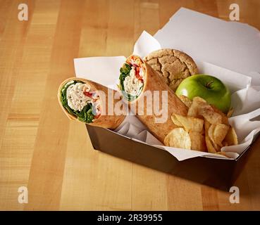 Truthahn Wrap Box Mittagessen mit Apfel und Plätzchen Stockfoto