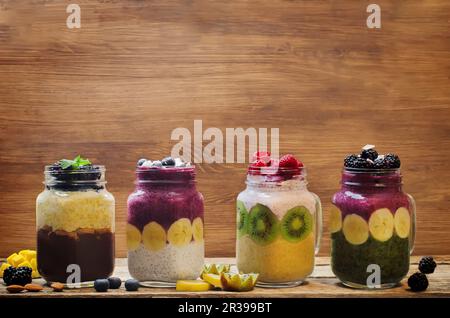 Verschiedene FrühstücksSmoothies in Gläsern Stockfoto