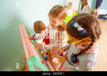 Kinder verschiedenen Alters die mathematische Probleme lösen Stockfoto