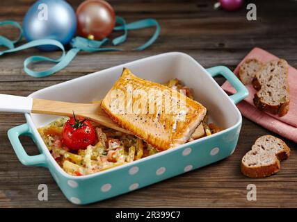 Bachforelle mit einem cremigen Kürbis-Medley Stockfoto