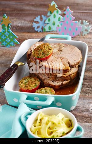 Geröstete Kalbsnieren mit Kräuternudeln und geriebener Tomate Stockfoto