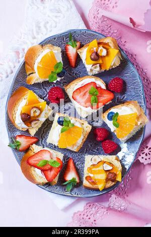 Süße Häppchen mit Obst Stockfoto