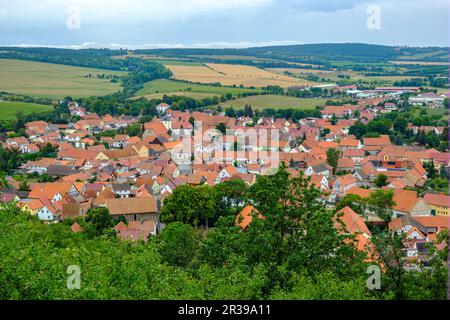 Blick über das Dorf Mühlberg, Gemeinde drei Gleichen, Thüringen, Deutschland. Stockfoto