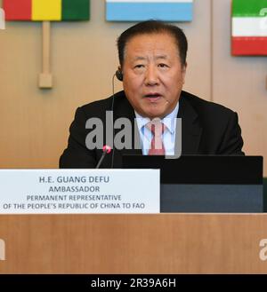 (230523) -- ROM, 23. Mai 2023 (Xinhua) -- Guang Defu, Botschafter und ständiger Vertreter Chinas bei der Ernährungs- und Landwirtschaftsorganisation der Vereinten Nationen (FAO), spricht am 22. Mai 2023 am Sitz der FAO in Rom (Italien) an der Verleihung der Zertifikate für 24 neue global wichtige Landwirtschaftssysteme (GIAHS). Die FAO vergab am Montag in ihrem Hauptsitz an 24 neue GIAHS-Standorte Zertifikate. Die 24 von der FAO seit der letzten Zeremonie im Jahr 2018 benannten Gebiete befinden sich in 12 Ländern, darunter China, Spanien, Ecuador, Iran, Italien, Japan, Südkorea, an Stockfoto