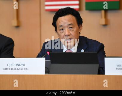 (230523) -- ROM, 23. Mai 2023 (Xinhua) -- Generaldirektor der Ernährungs- und Landwirtschaftsorganisation der Vereinten Nationen (FAO), Qu Dongyu, spricht am 22. Mai 2023 am Sitz der FAO in Rom (Italien) an der Verleihungszeremonie für 24 neue Stätten von global wichtigen landwirtschaftlichen Kulturerbestätten (GIAHS). Die FAO vergab am Montag in ihrem Hauptsitz an 24 neue GIAHS-Standorte Zertifikate. Die 24 von der FAO seit der letzten Zeremonie im Jahr 2018 benannten Gebiete befinden sich in 12 Ländern, darunter China, Spanien, Ecuador, Iran, Italien, Japan, Südkorea und Marokko. PASSEND ZU „FAO DESIGNATES“ Stockfoto
