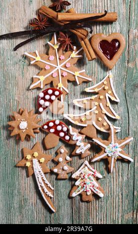 Verschiedene Lebkuchen mit Fondant, Zucker und Marmelade Stockfoto