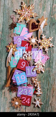 Lebkekse mit Adventskalender Stockfoto