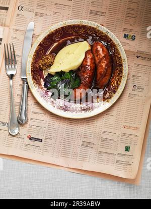 Gegrillte Wurst mit Kartoffelpüree Stockfoto