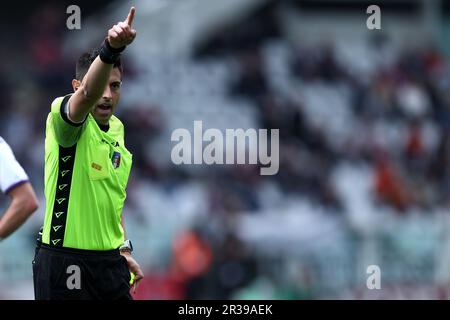 Luca Massimi , offizieller Schiedsrichter, Gesten beim Spiel der Serie A zwischen dem Turin FC und der ACF Fiorentina im Stadio Olimpico am 21. Mai 2023 in Turin, Italien . Stockfoto