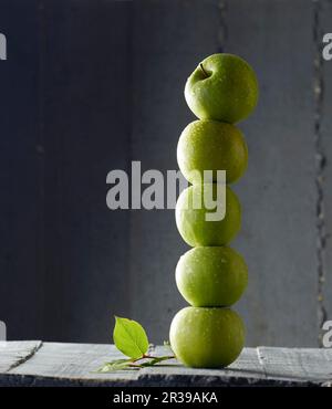 Grüne Äpfel in einem Turm Stockfoto