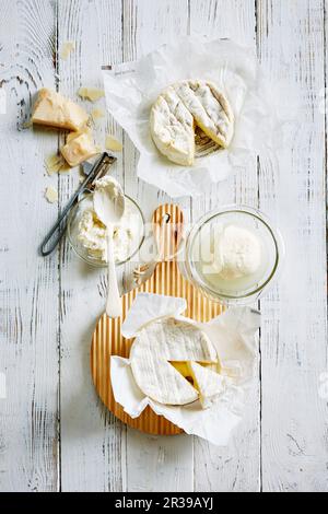 Camembert, Mozzarella, Mascarpone und Parmesan Stockfoto