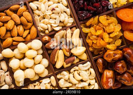 Sortiment an getrockneten Früchte und Nüsse auf dem Markt Stockfoto