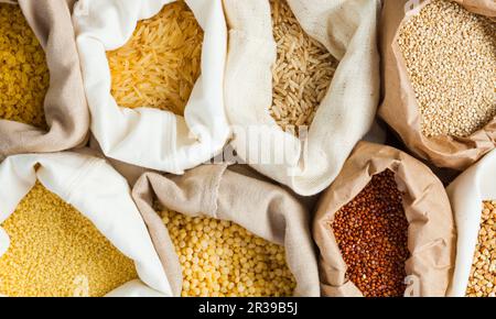 Textil Taschen voll Getreide, hautnah. Gesunde Ernährung Konzept Stockfoto