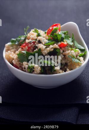 Weiße Schüssel Tabouli-Salat mit Minze, Petersilie, Tomaten und Zitrone Stockfoto