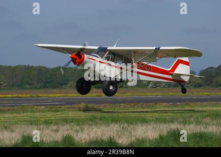 Piper PA-18-150 Super Cub, G-CLYI, Sleap Airfield, Shropshire, England, Vereinigtes Königreich. Stockfoto