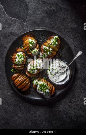 Kartoffeln mit Sauerrahm und Schnittlauch Stockfoto