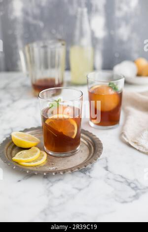 Eistee mit Eisbällen und Zitrone Stockfoto