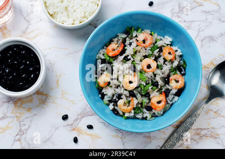 Limettenreis mit Garnelen, schwarzen Bohnen und Koriander Stockfoto