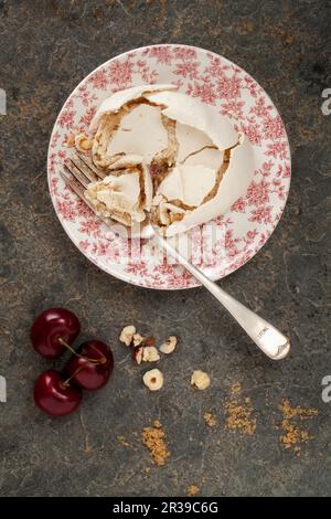 Gebrochenes Meringue aus braunem Zucker Stockfoto