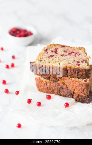 Scheiben von einem roten Johannisbeeren-Pfannkuchen Stockfoto