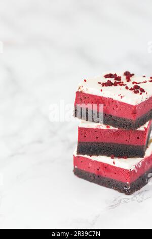 Ein Stapel roter Käsekuchen-Brownie-Quadrate aus Samt Stockfoto