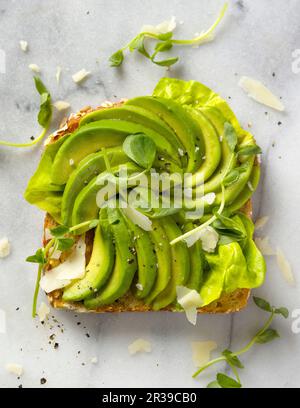 Eine Scheibe Toast mit Avocado-Keilen (von oben gesehen) Stockfoto