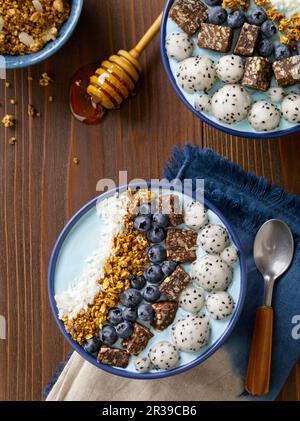 Eine blaue, gestreifte Smoothie-Schüssel Stockfoto