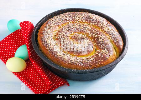 Bayerisches Osterbrot gefüllt mit Haselnüssen, Rosinen, Zucker und Rum Stockfoto