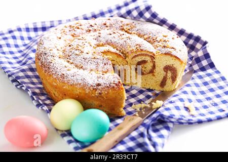 Bayerisches Osterbrot gefüllt mit Haselnüssen, Rosinen, Zucker und Rum Stockfoto