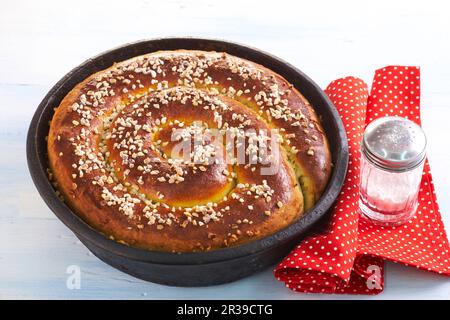 Bayerisches Osterbrot gefüllt mit Haselnüssen, Rosinen, Zucker und Rum Stockfoto