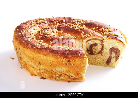 Bayerisches Osterbrot gefüllt mit Haselnüssen, Rosinen, Zucker und Rum Stockfoto