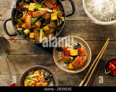 Gebratener Schweinefleisch und Ananas über weißem Reis Stockfoto