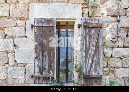 Fenster über ein altes Steinhaus in Frankreich Stockfoto