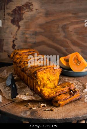 Kürbisbrot zum Auseinanderziehen mit Walnüssen Stockfoto